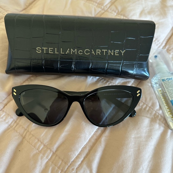Stella McCartney cat sunglasses 🕶️ - Picture 4 of 4